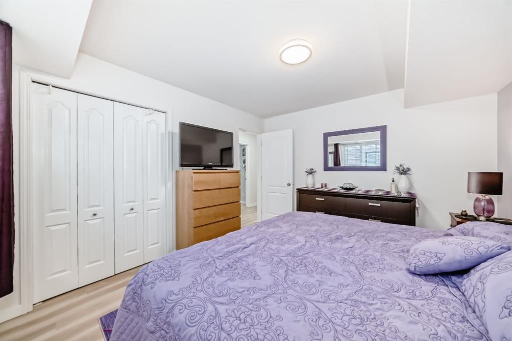 200-8 Bayside Place, Strathmore, AB - Indoor Photo Showing Bedroom