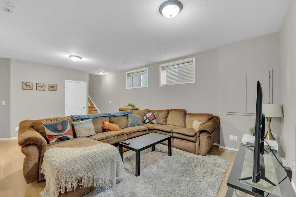8 Horne Close, Sylvan Lake, AB - Indoor Photo Showing Living Room