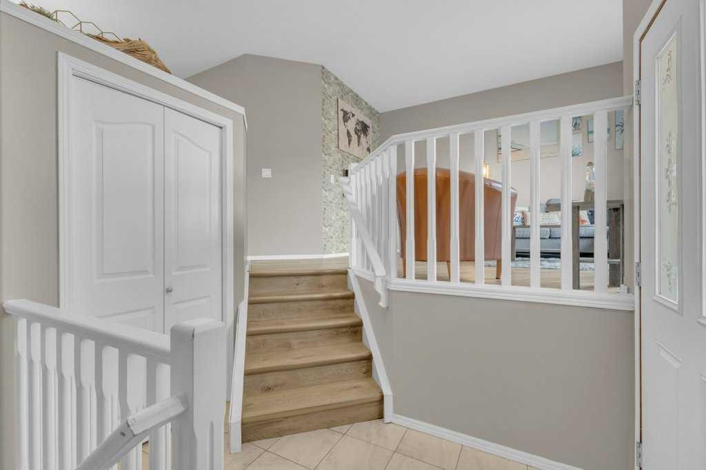 8 Horne Close, Sylvan Lake, AB - Indoor Photo Showing Other Room