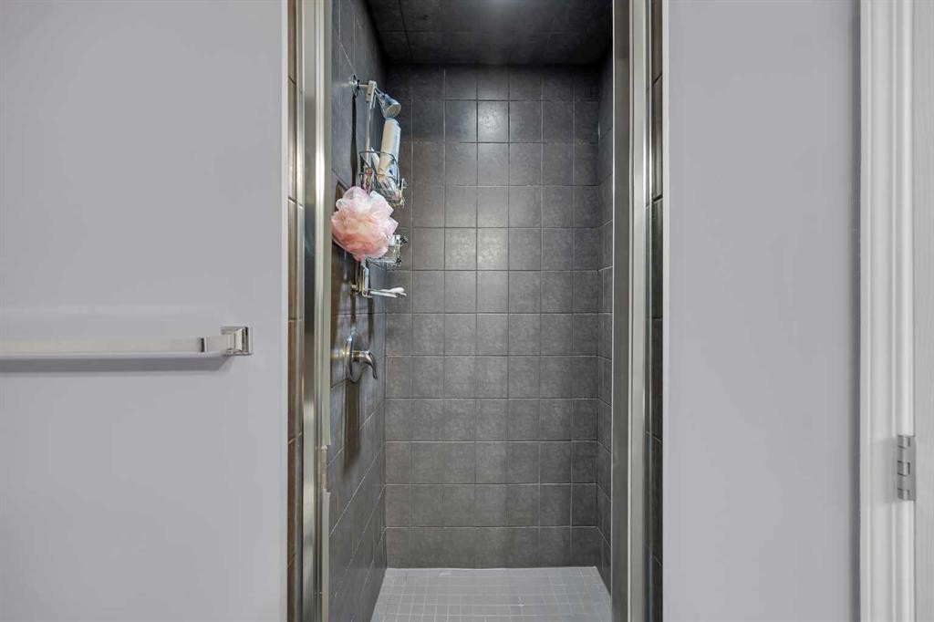 126 Windstone Avenue Sw, Airdrie, AB - Indoor Photo Showing Bathroom