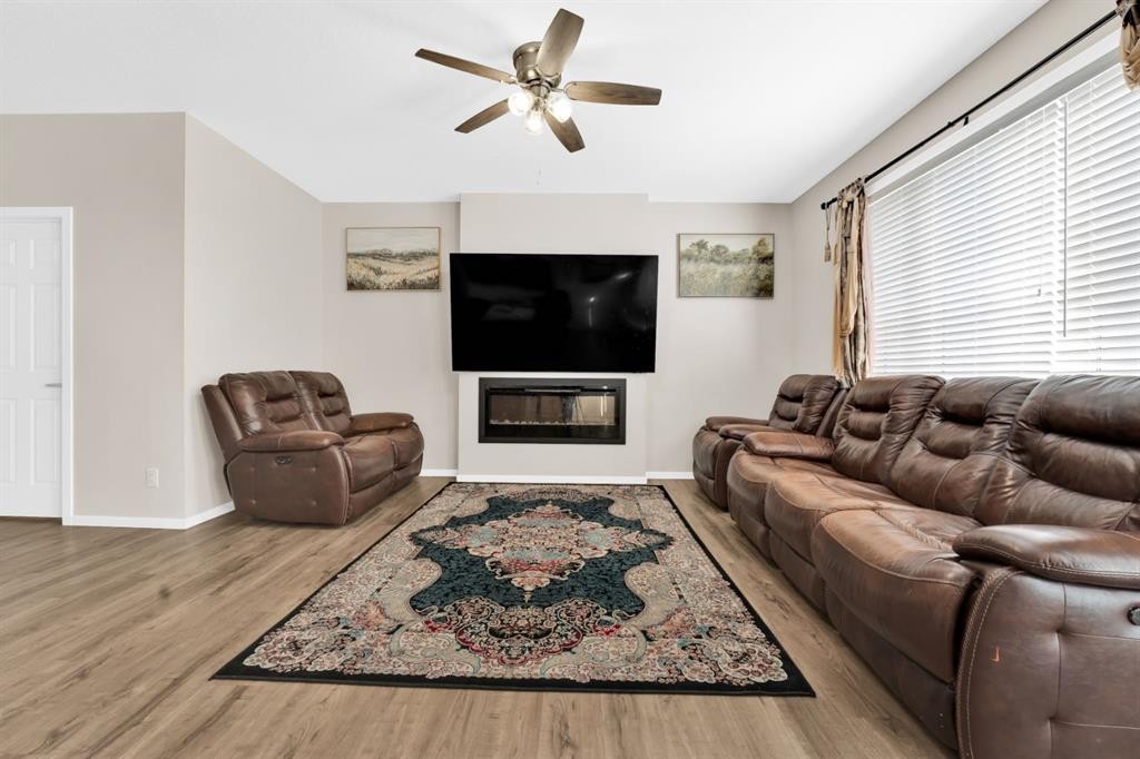 113 Cityline Square Ne, Calgary, AB - Indoor Photo Showing Living Room