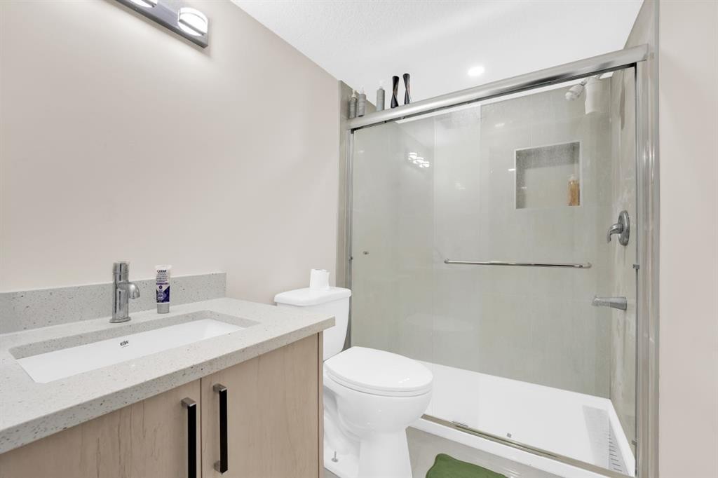 113 Cityline Square Ne, Calgary, AB - Indoor Photo Showing Bathroom