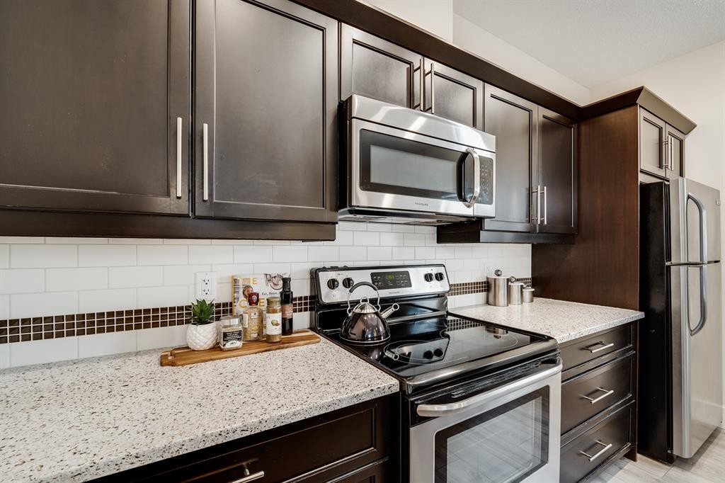 2-2008 12 Avenue Sw, Calgary, AB - Indoor Photo Showing Kitchen With Stainless Steel Kitchen With Upgraded Kitchen