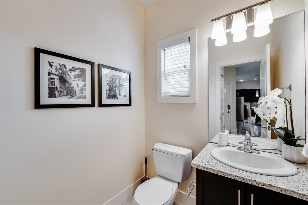2-2008 12 Avenue Sw, Calgary, AB - Indoor Photo Showing Bathroom
