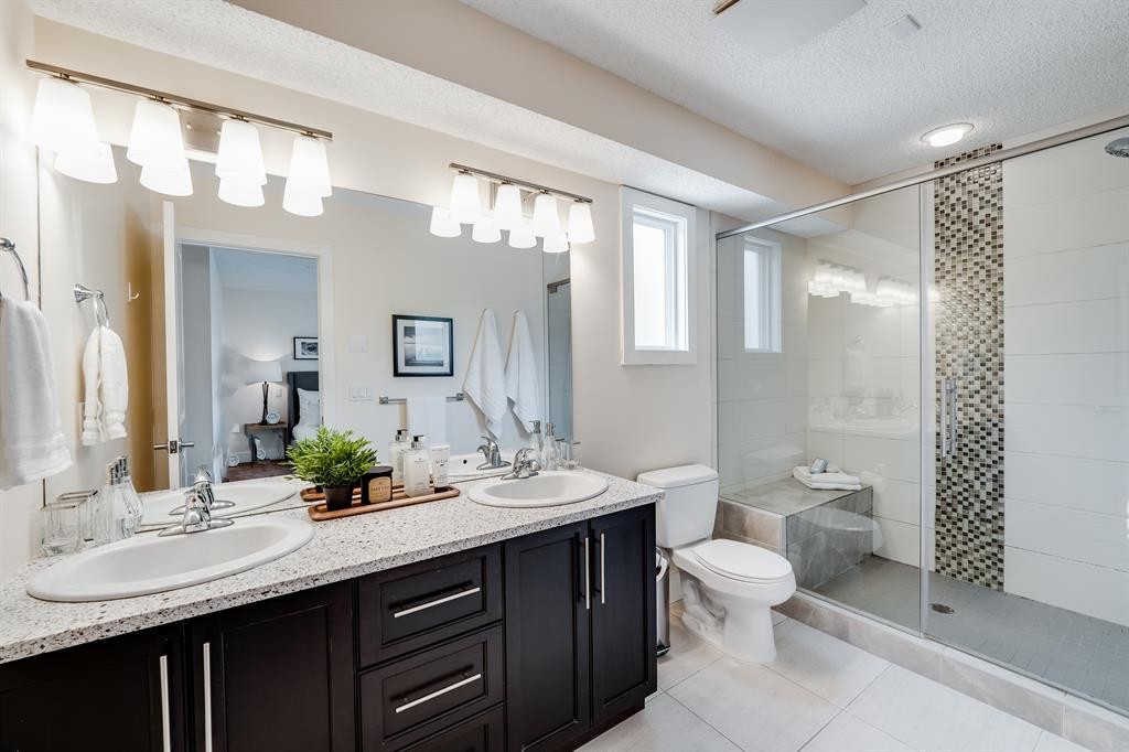 2-2008 12 Avenue Sw, Calgary, AB - Indoor Photo Showing Bathroom