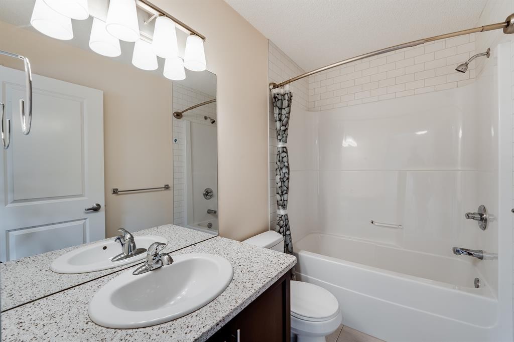 2-2008 12 Avenue Sw, Calgary, AB - Indoor Photo Showing Bathroom