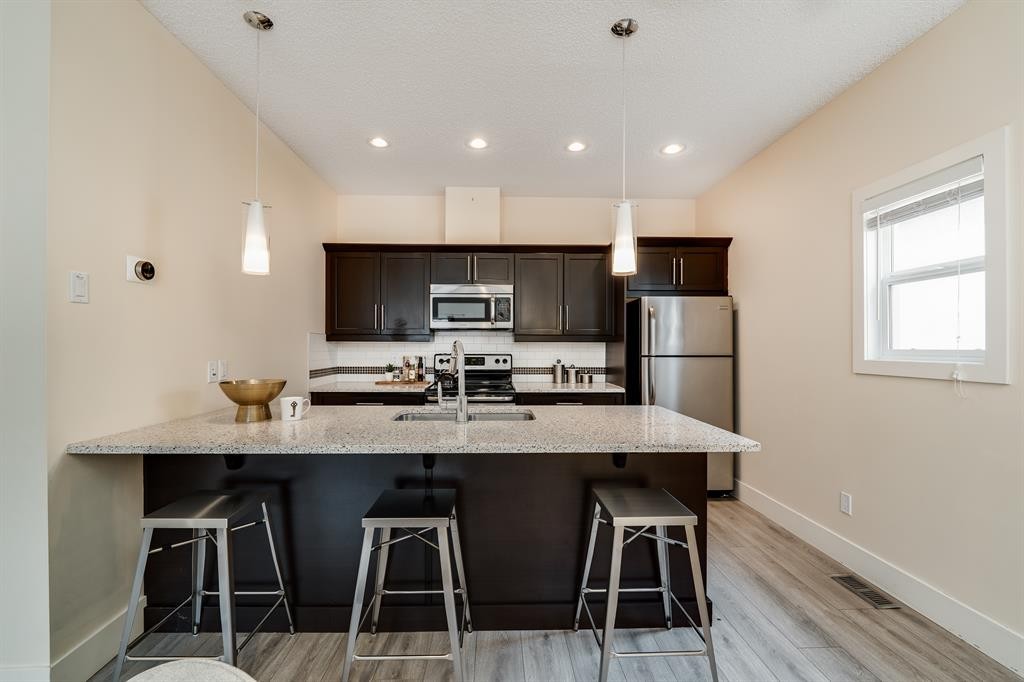 2-2008 12 Avenue Sw, Calgary, AB - Indoor Photo Showing Kitchen With Stainless Steel Kitchen With Upgraded Kitchen