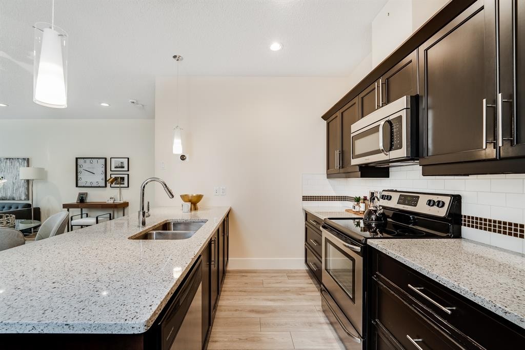 2-2008 12 Avenue Sw, Calgary, AB - Indoor Photo Showing Kitchen With Stainless Steel Kitchen With Double Sink With Upgraded Kitchen