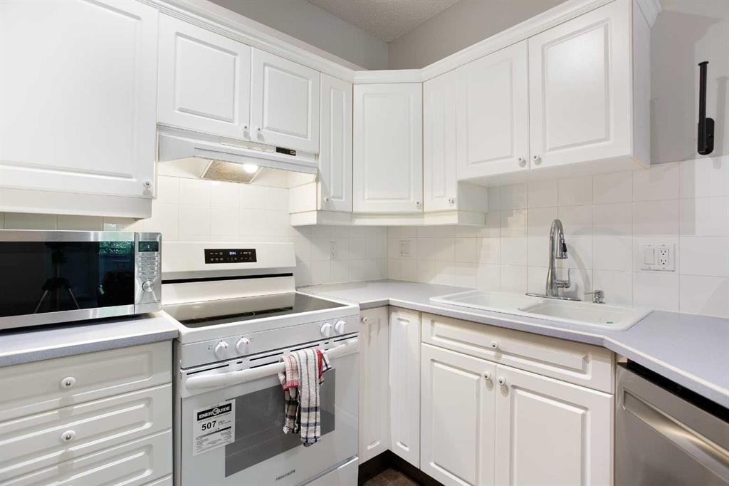 306-777 3 Avenue Sw, Calgary, AB - Indoor Photo Showing Kitchen