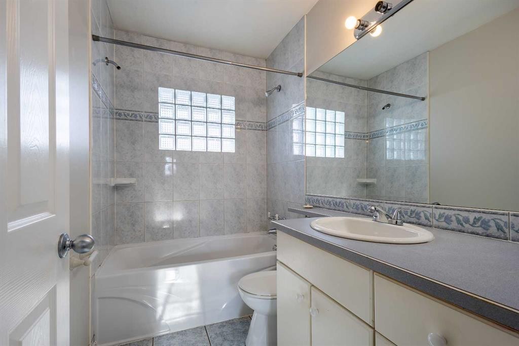 4612 Fortune Road Se, Calgary, AB - Indoor Photo Showing Bathroom