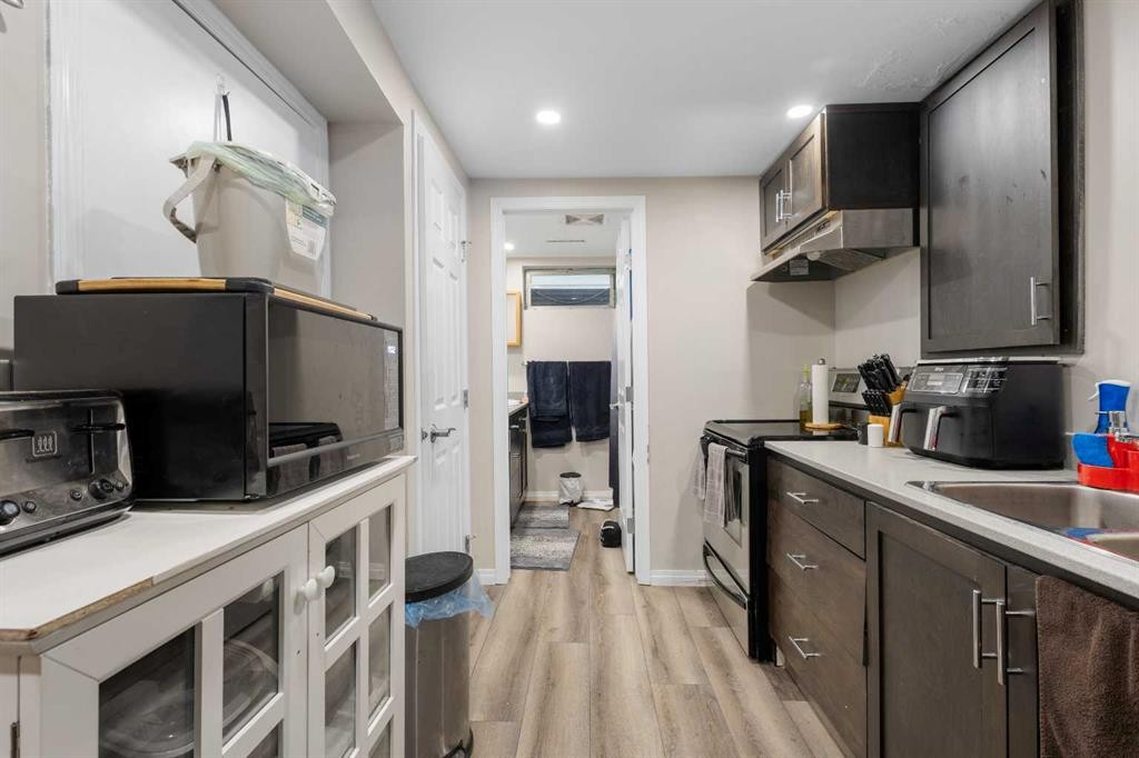 4612 Fortune Road Se, Calgary, AB - Indoor Photo Showing Kitchen