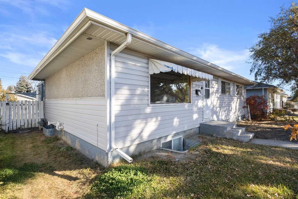 4612 Fortune Road Se, Calgary, AB - Outdoor