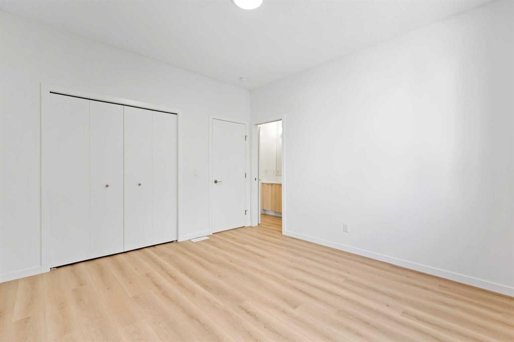 405 Corner Glen Way Ne, Calgary, AB - Indoor Photo Showing Other Room