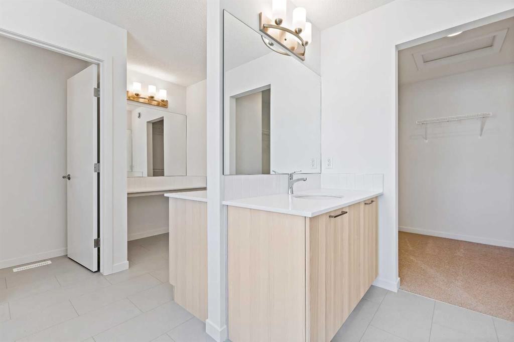 405 Corner Glen Way Ne, Calgary, AB - Indoor