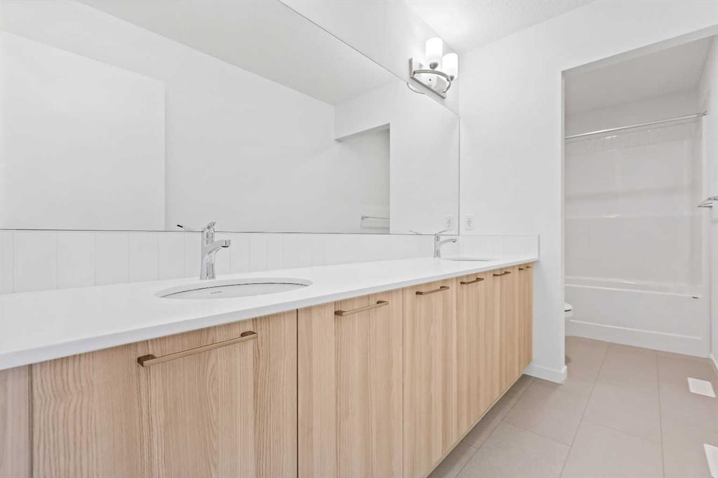 405 Corner Glen Way Ne, Calgary, AB - Indoor Photo Showing Bathroom