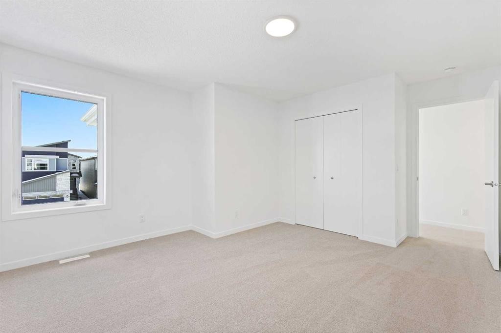405 Corner Glen Way Ne, Calgary, AB - Indoor Photo Showing Other Room