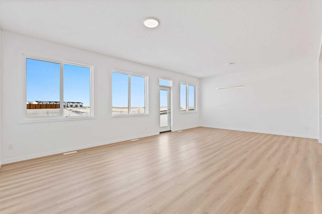 405 Corner Glen Way Ne, Calgary, AB - Indoor Photo Showing Other Room