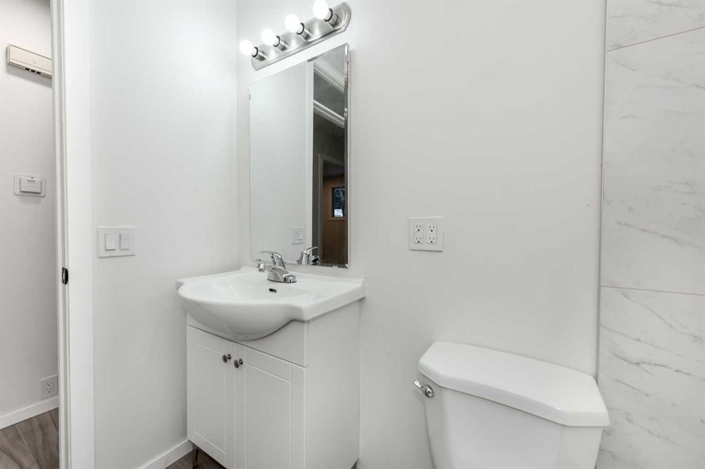 1432 43 Street Ne, Calgary, AB - Indoor Photo Showing Bathroom