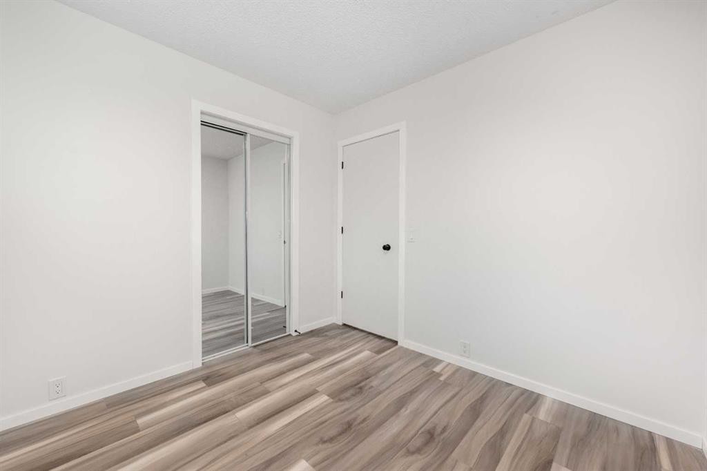 1432 43 Street Ne, Calgary, AB - Indoor Photo Showing Other Room