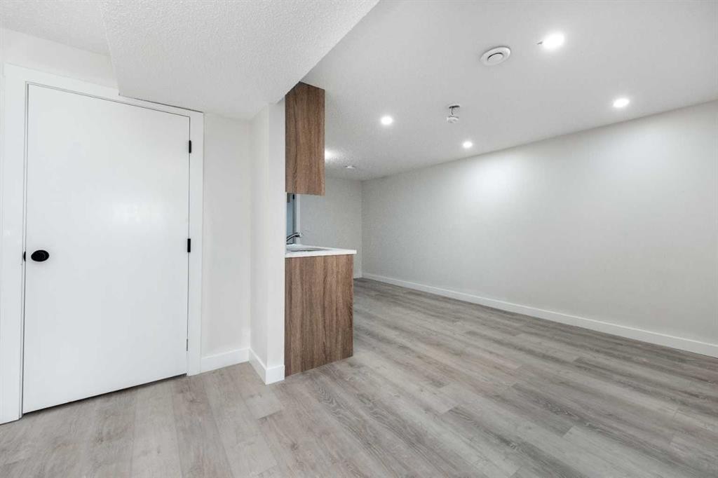 1432 43 Street Ne, Calgary, AB - Indoor Photo Showing Other Room