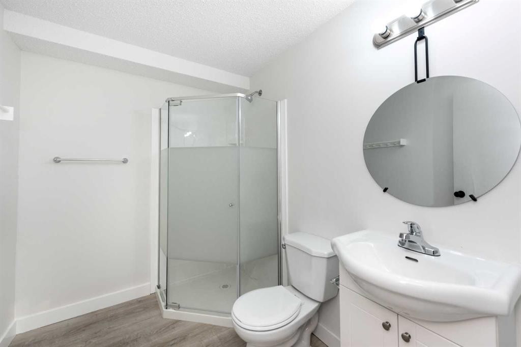 1432 43 Street Ne, Calgary, AB - Indoor Photo Showing Bathroom