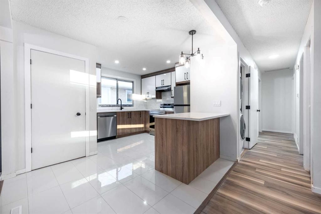 1432 43 Street Ne, Calgary, AB - Indoor Photo Showing Kitchen