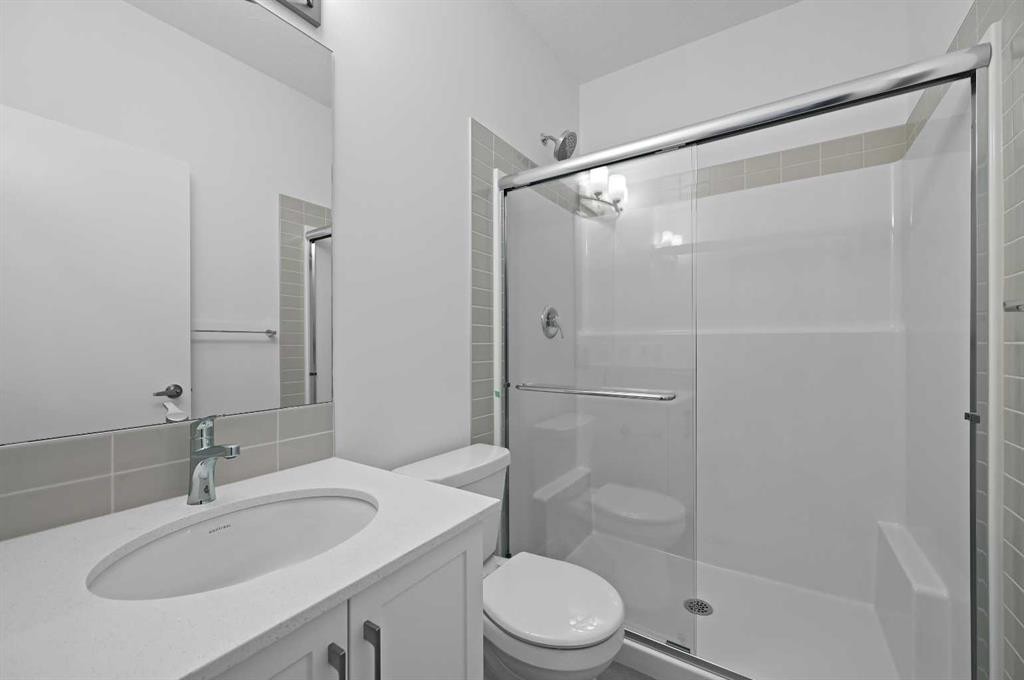 211 Corner Glen Crescent Ne, Calgary, AB - Indoor Photo Showing Bathroom