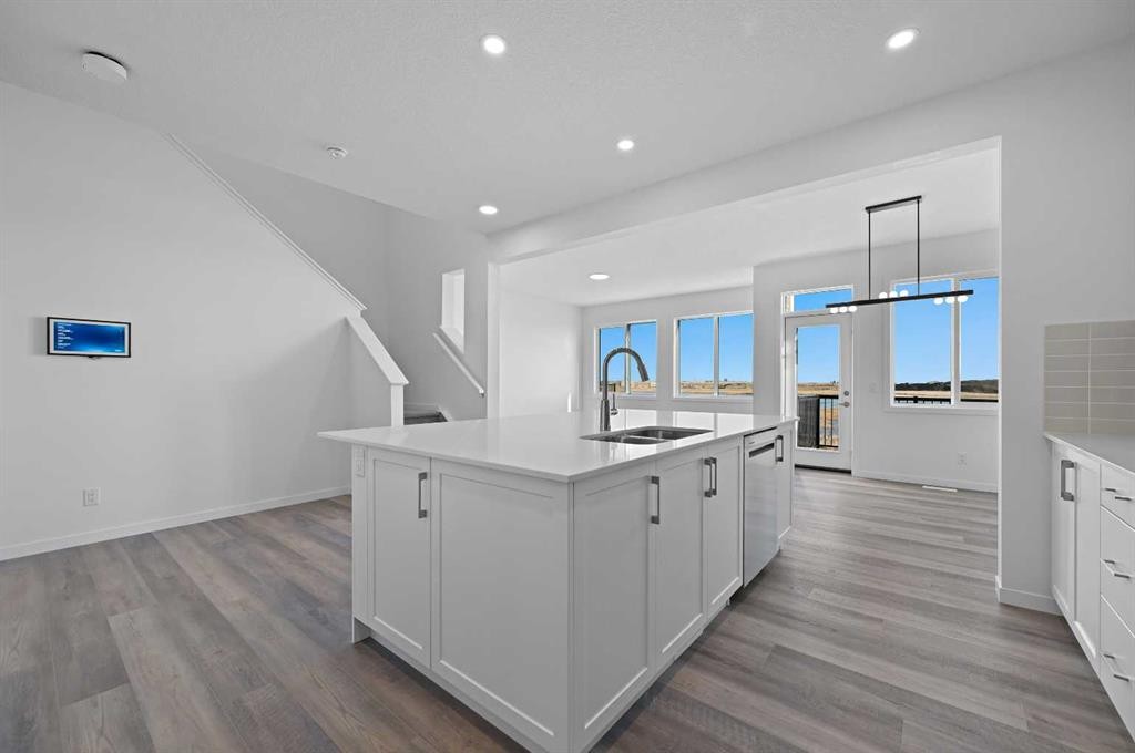 211 Corner Glen Crescent Ne, Calgary, AB - Indoor Photo Showing Kitchen
