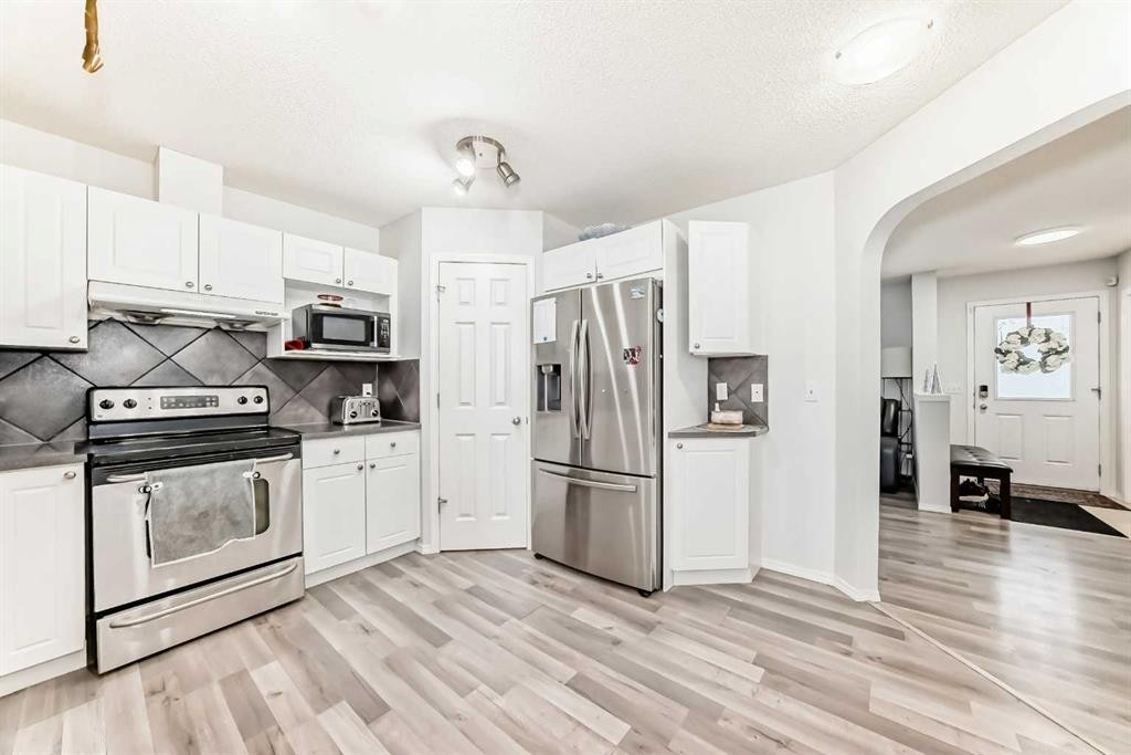 16 Saddlebrook Place Ne, Calgary, AB - Indoor Photo Showing Kitchen With Stainless Steel Kitchen