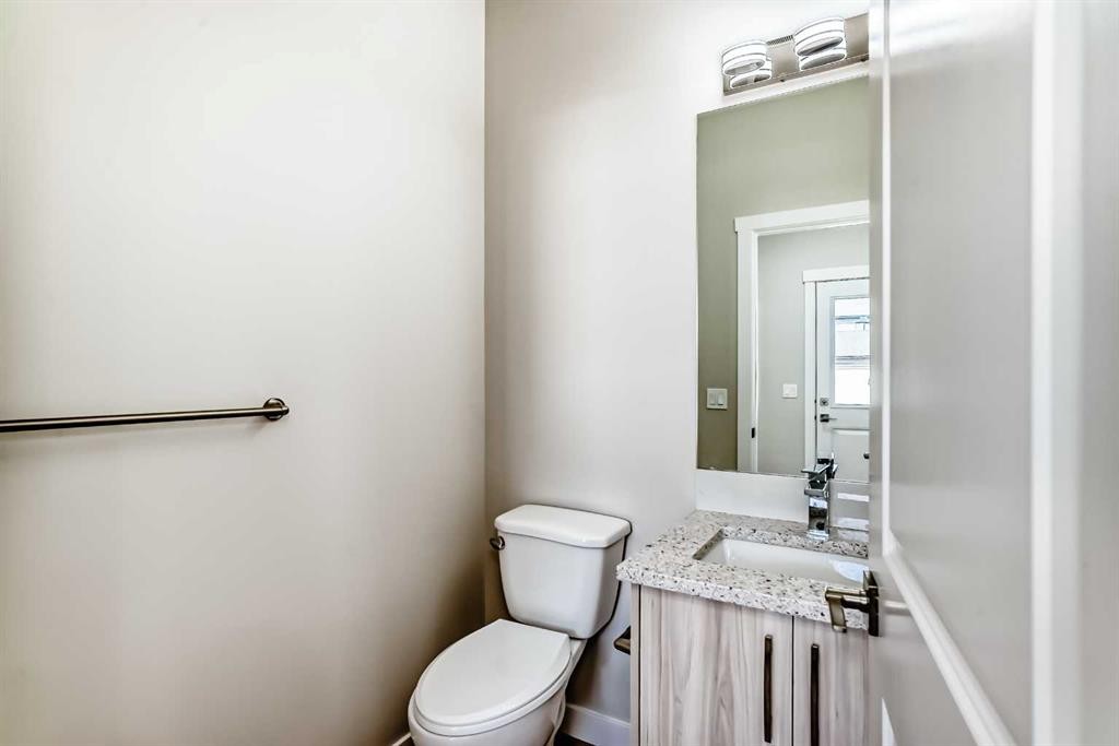 156 Belvedere Park Se, Calgary, AB - Indoor Photo Showing Bathroom
