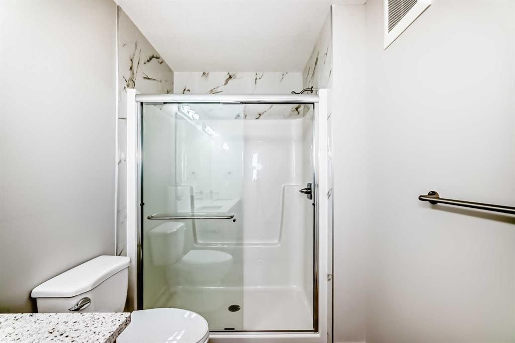 156 Belvedere Park Se, Calgary, AB - Indoor Photo Showing Bathroom