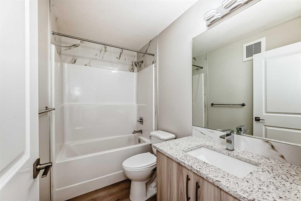 156 Belvedere Park Se, Calgary, AB - Indoor Photo Showing Bathroom