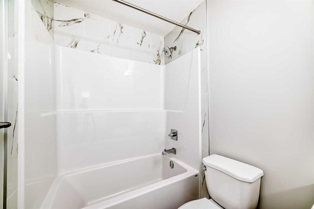 156 Belvedere Park Se, Calgary, AB - Indoor Photo Showing Bathroom