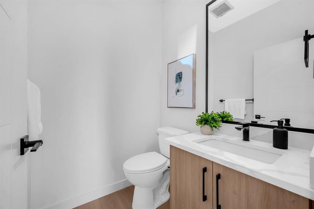 1846 24 Avenue Nw, Calgary, AB - Indoor Photo Showing Bathroom