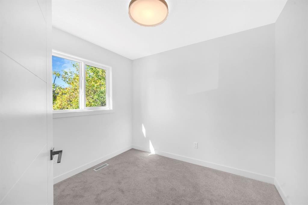 1846 24 Avenue Nw, Calgary, AB - Indoor Photo Showing Other Room