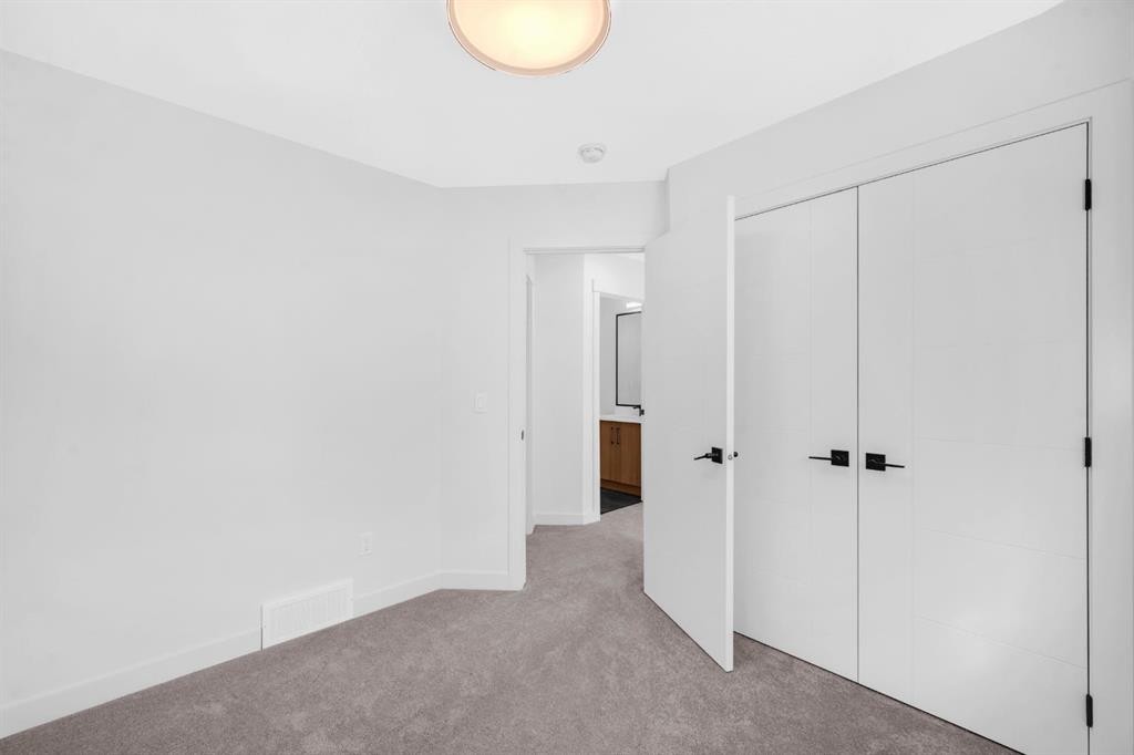 1846 24 Avenue Nw, Calgary, AB - Indoor Photo Showing Other Room