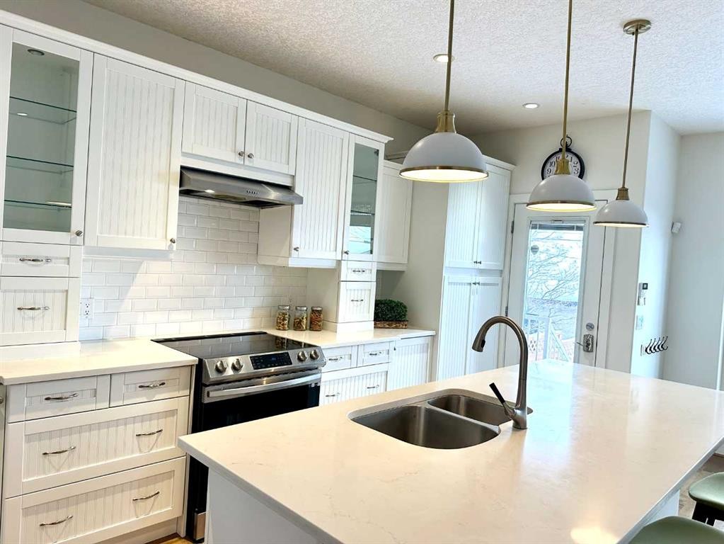 624 27 Avenue Nw, Calgary, AB - Indoor Photo Showing Kitchen With Double Sink With Upgraded Kitchen