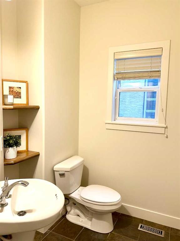 624 27 Avenue Nw, Calgary, AB - Indoor Photo Showing Bathroom