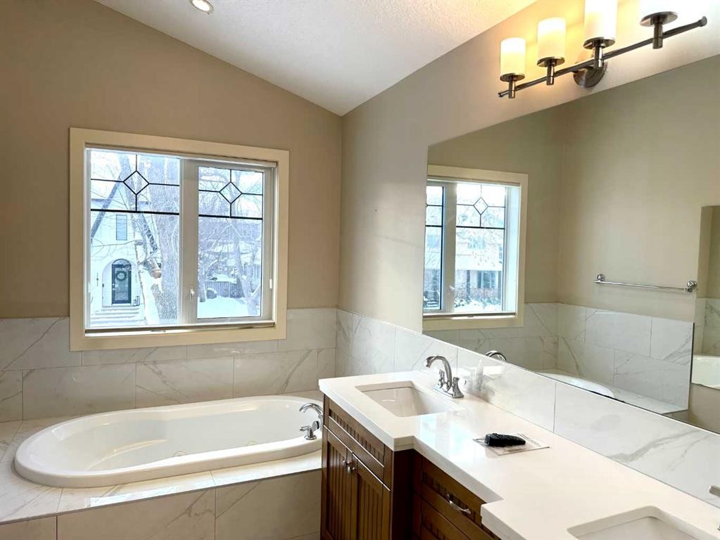624 27 Avenue Nw, Calgary, AB - Indoor Photo Showing Bathroom