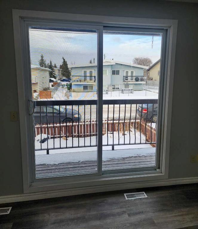 B-1404 43 Street Se, Calgary, AB - Indoor Photo Showing Other Room