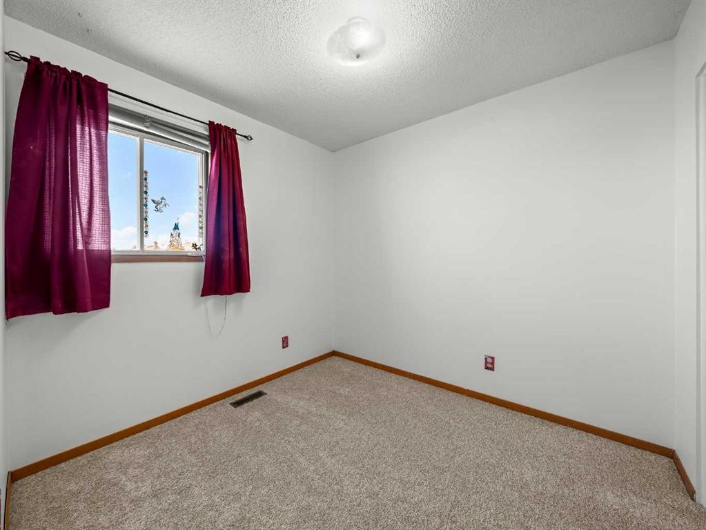 10 Martinbrook Road Ne, Calgary, AB - Indoor Photo Showing Other Room