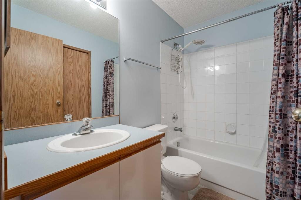 82 Martinridge Crescent Ne, Calgary, AB - Indoor Photo Showing Bathroom