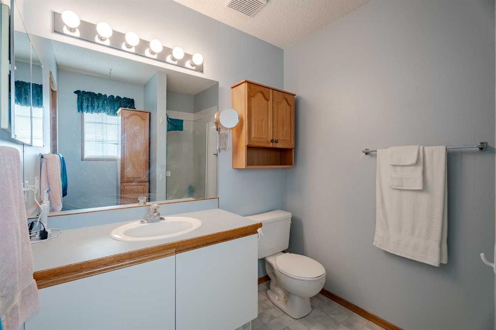 82 Martinridge Crescent Ne, Calgary, AB - Indoor Photo Showing Bathroom