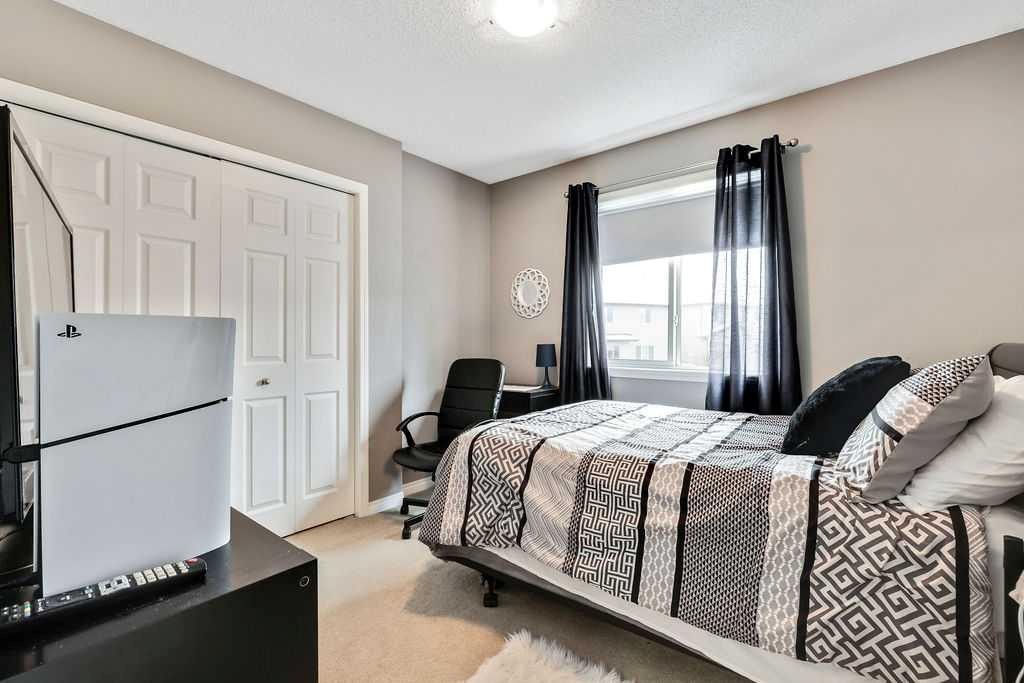 155 Cimarron Grove Circle, Okotoks, AB - Indoor Photo Showing Bedroom