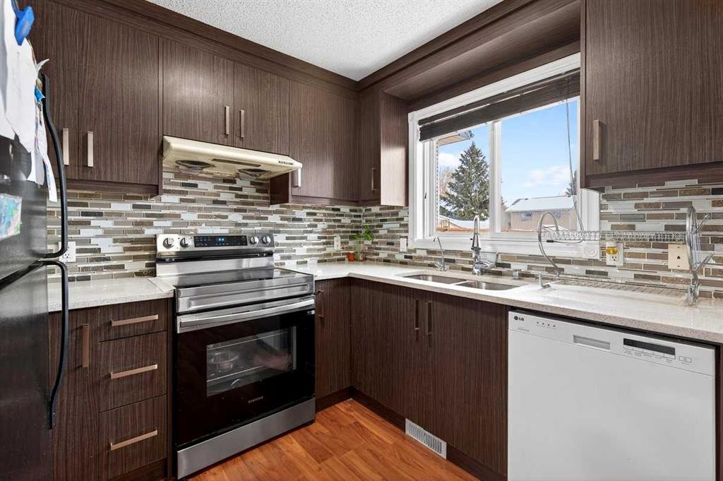 214 Martinwood Place Ne, Calgary, AB - Indoor Photo Showing Kitchen With Double Sink