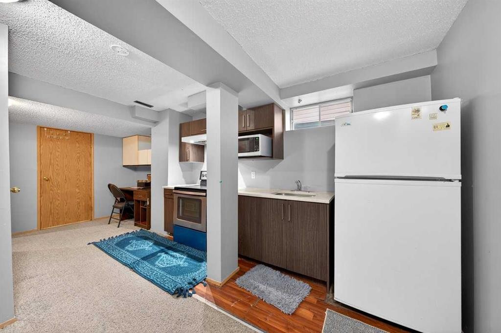 214 Martinwood Place Ne, Calgary, AB - Indoor Photo Showing Kitchen