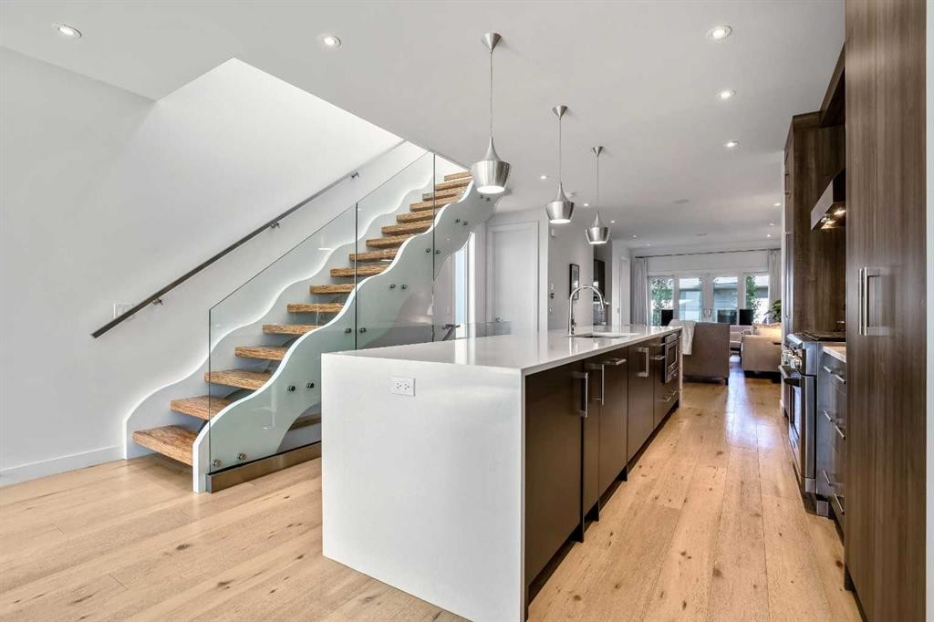 2136 53 Avenue Sw, Calgary, AB - Indoor Photo Showing Kitchen With Upgraded Kitchen