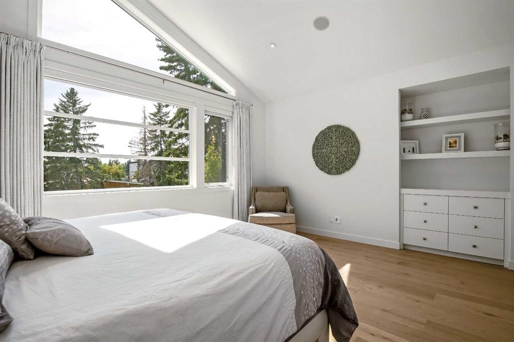 2136 53 Avenue Sw, Calgary, AB - Indoor Photo Showing Bedroom