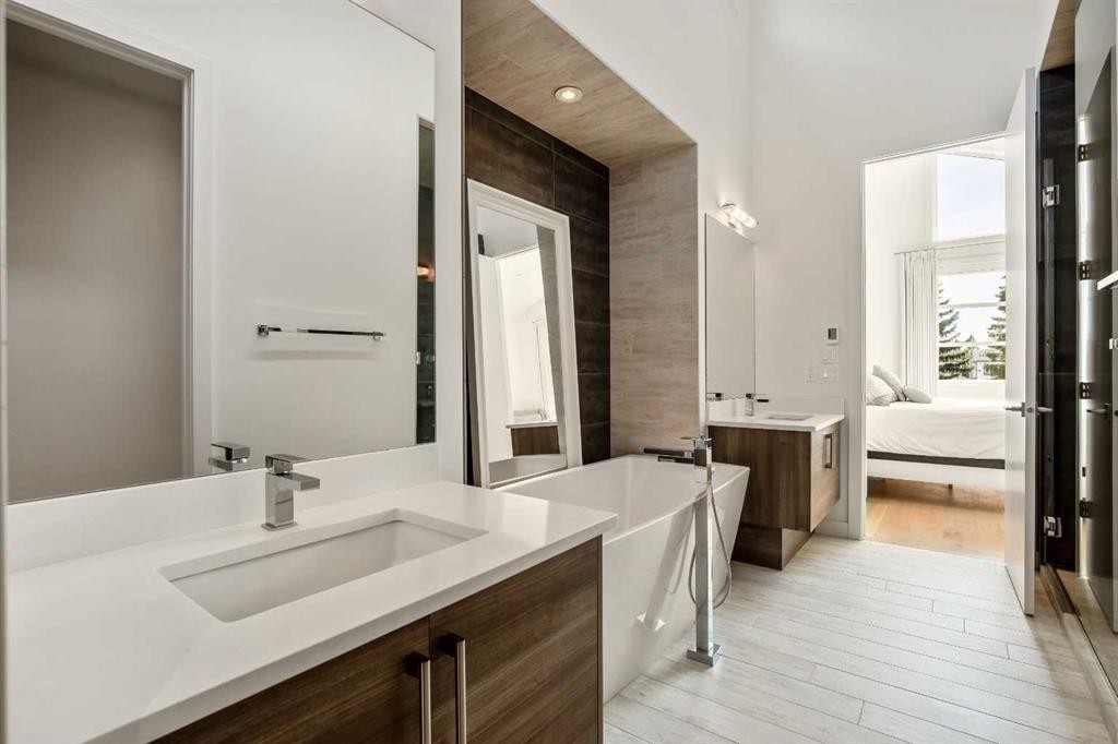 2136 53 Avenue Sw, Calgary, AB - Indoor Photo Showing Bathroom