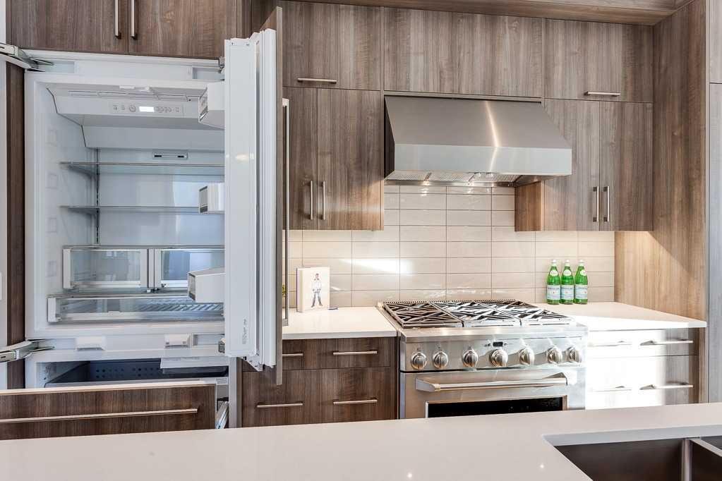 2136 53 Avenue Sw, Calgary, AB - Indoor Photo Showing Kitchen With Upgraded Kitchen